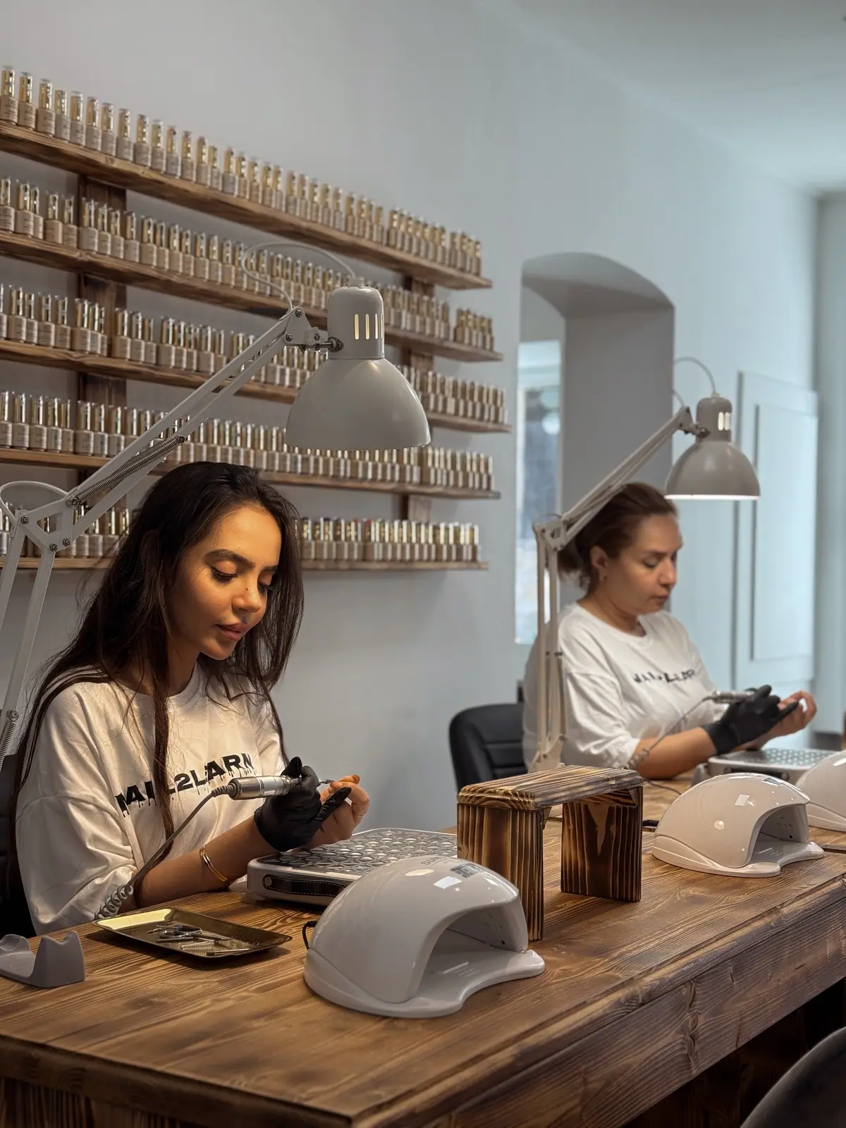 Teilnehmerin von Nail2Learn übt Nageldesign an einem Modell