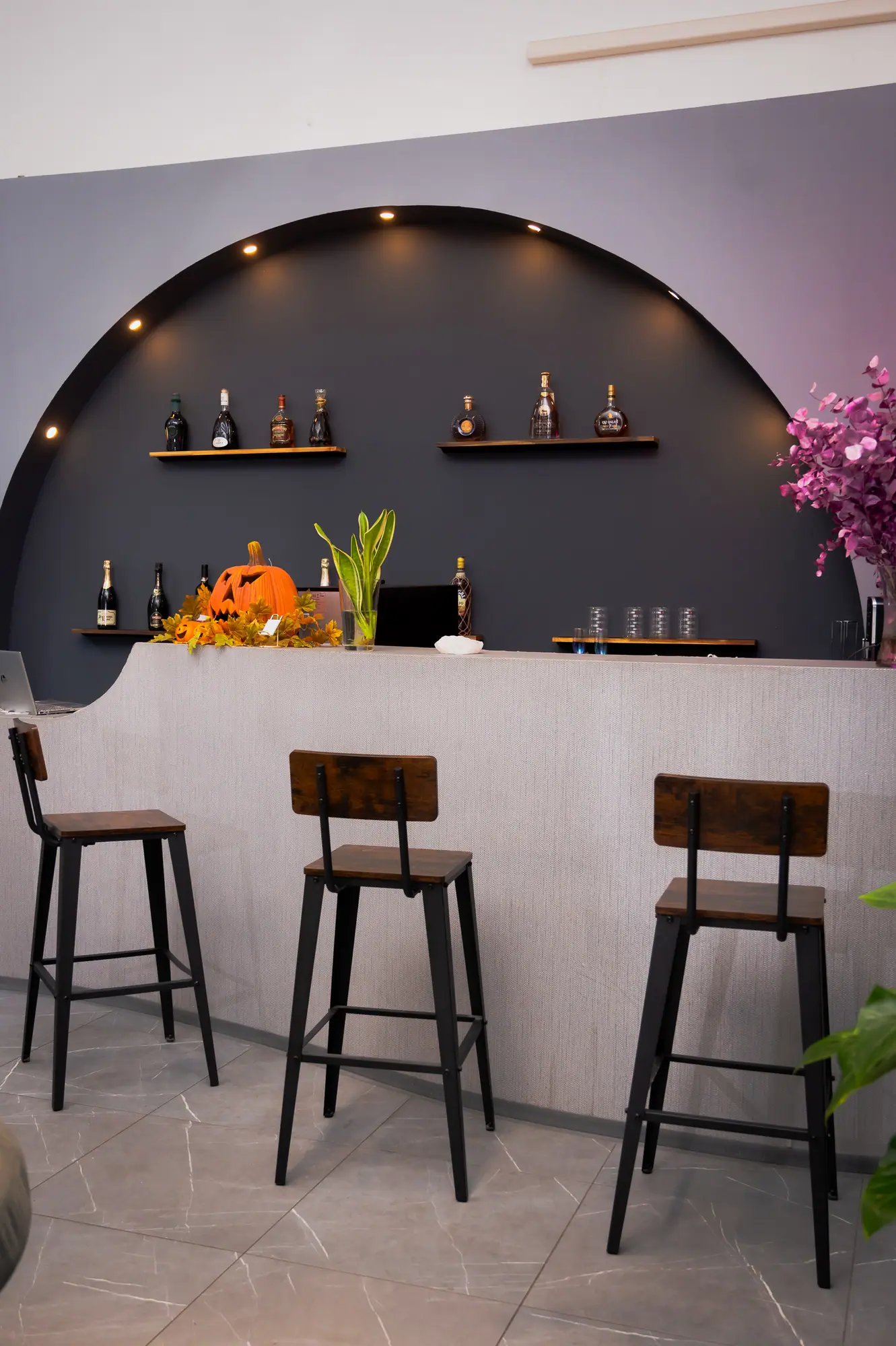 Die Bar im SONAIL Studio mit Theke und Barhockern